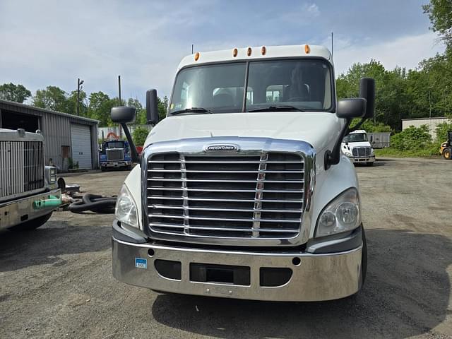 Image of Freightliner Columbia equipment image 1