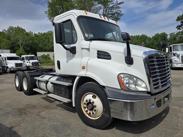 Image of Freightliner Columbia equipment image 3