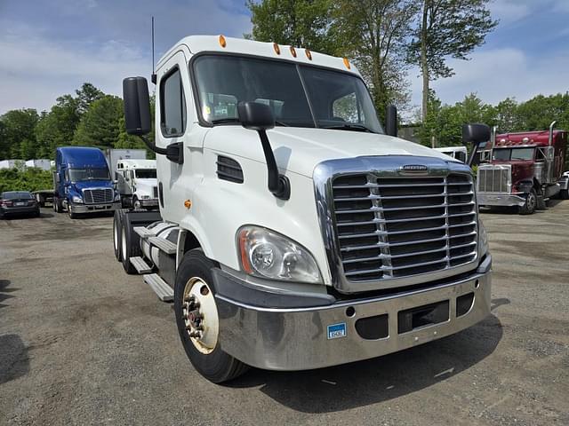 Image of Freightliner Columbia equipment image 2