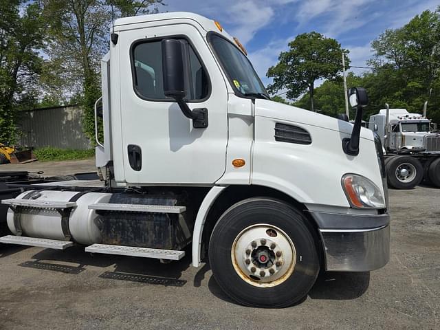 Image of Freightliner Columbia equipment image 4