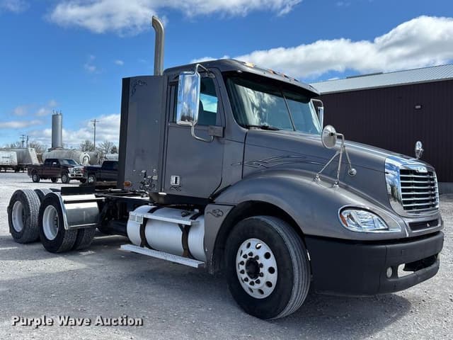 Image of Freightliner Columbia equipment image 2