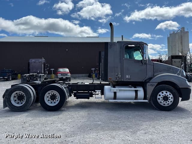 Image of Freightliner Columbia equipment image 3