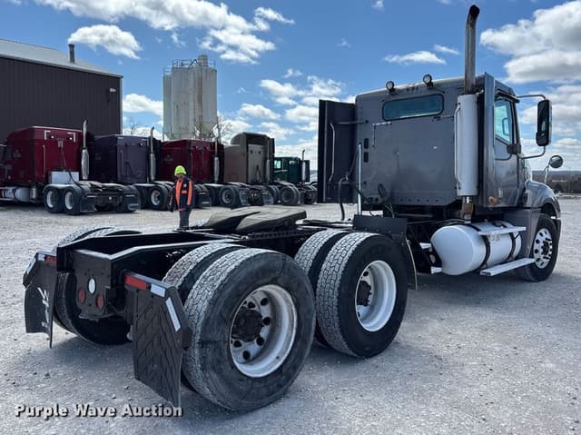 Image of Freightliner Columbia equipment image 4