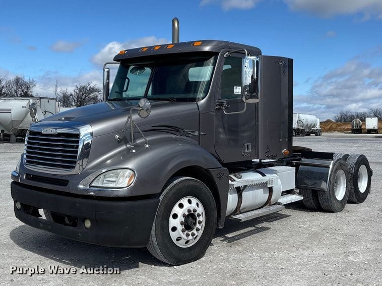 2014 Freightliner Columbia Equipment Image0