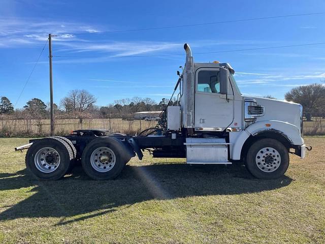 Image of Freightliner 122SD equipment image 3