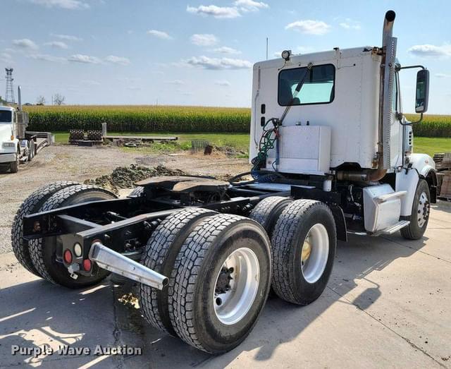 Image of Freightliner 122SD equipment image 4
