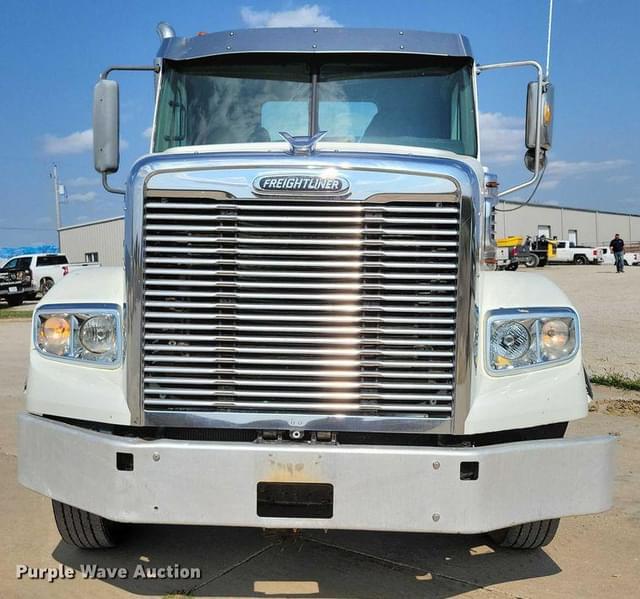 Image of Freightliner 122SD equipment image 1