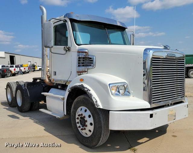 Image of Freightliner 122SD equipment image 2