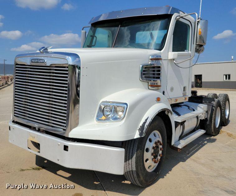 Image of Freightliner 122SD Primary image