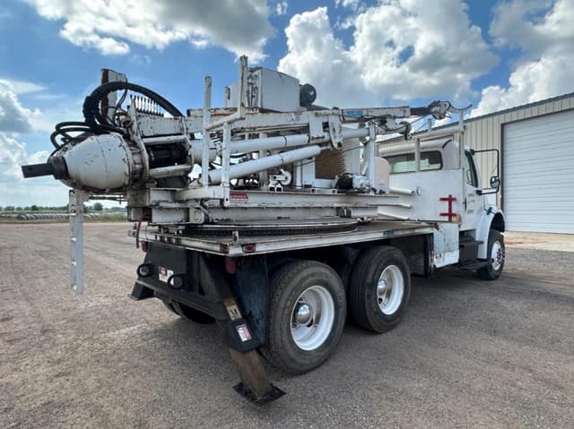Image of Freightliner M2 106 equipment image 3