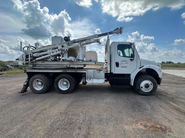 Image of Freightliner M2 106 equipment image 2