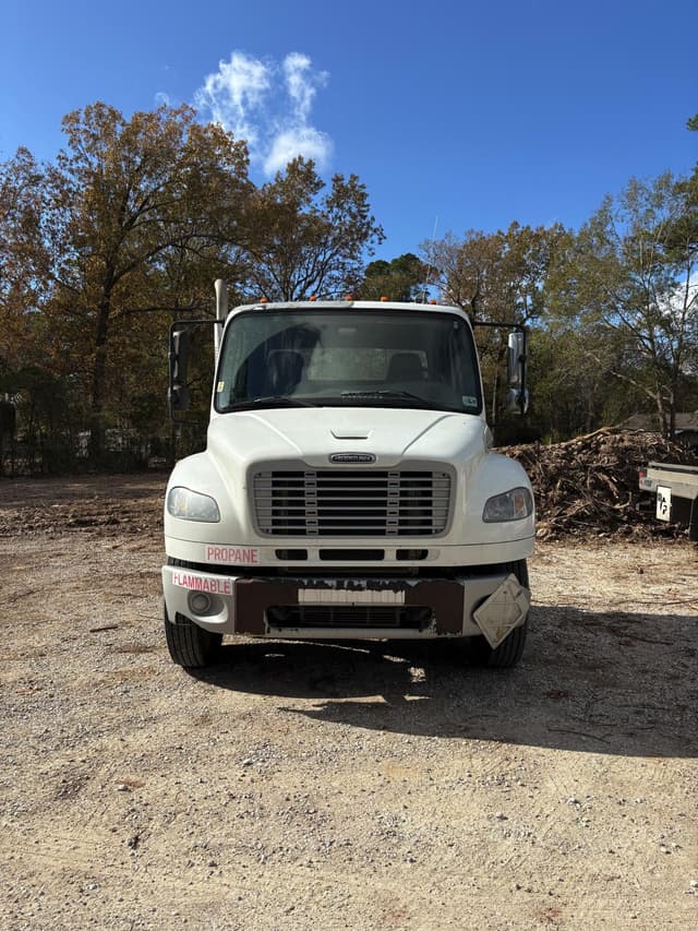 Image of Freightliner M2106 equipment image 2