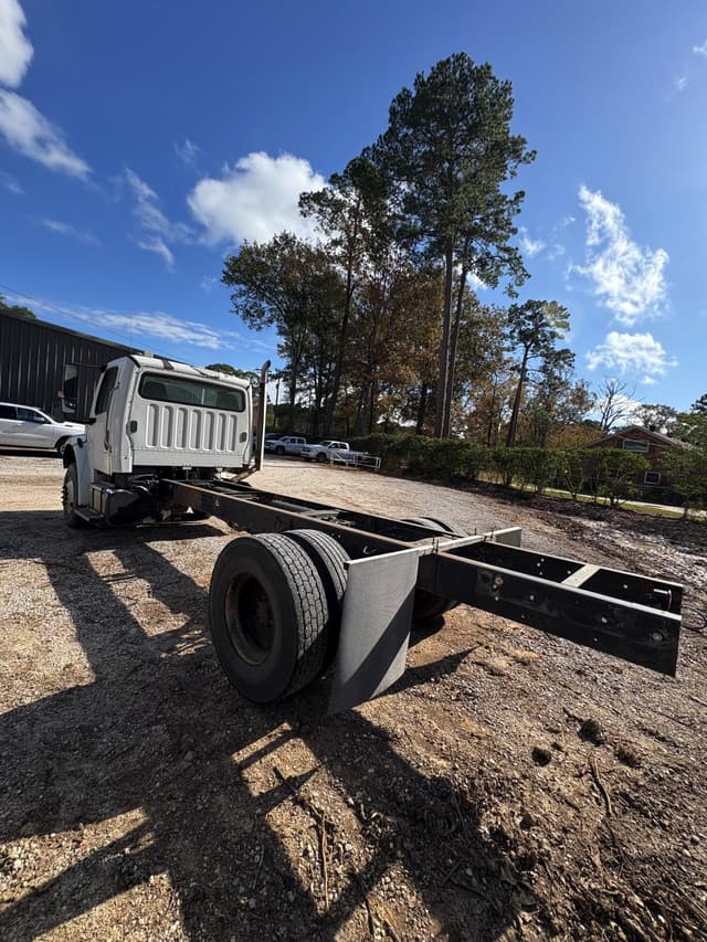 Image of Freightliner M2106 equipment image 3