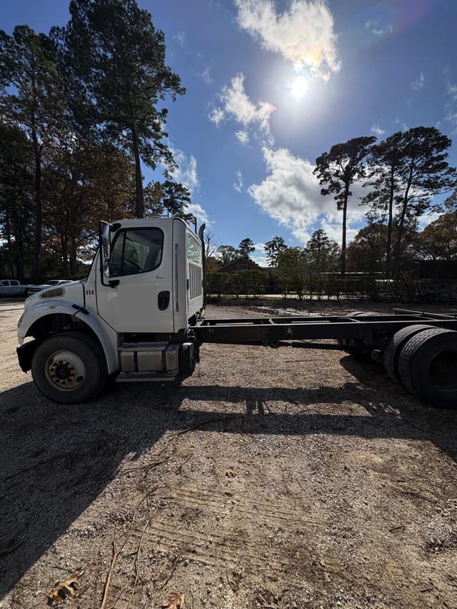 Image of Freightliner M2106 equipment image 4