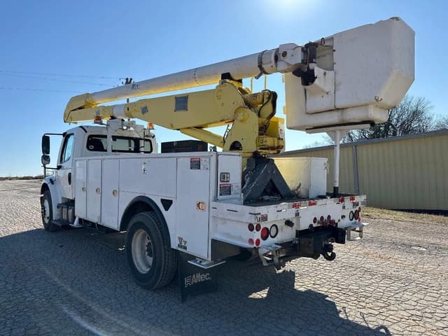 Image of Freightliner M2 106 equipment image 2