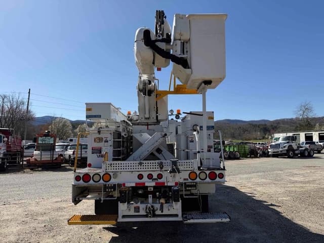 Image of Freightliner M2 106 equipment image 4