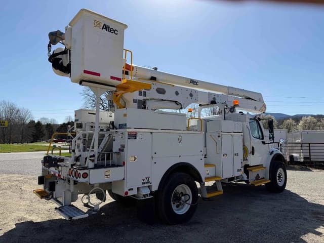 Image of Freightliner M2 106 equipment image 3