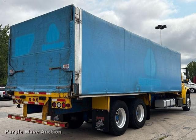 Image of Freightliner M2 106 equipment image 4