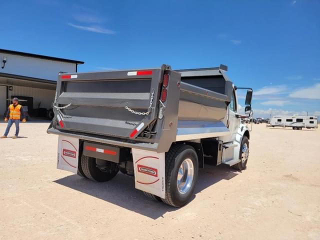 Image of Freightliner M2 106 equipment image 4