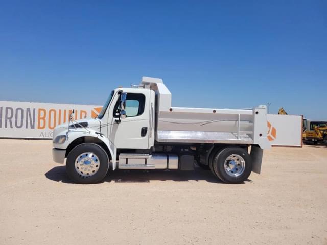Image of Freightliner M2 106 equipment image 1