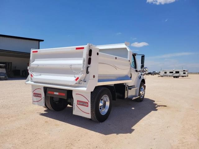 Image of Freightliner M2 106 equipment image 4