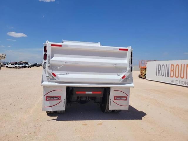 Image of Freightliner M2 106 equipment image 3