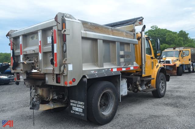 Image of Freightliner M2 106 equipment image 2