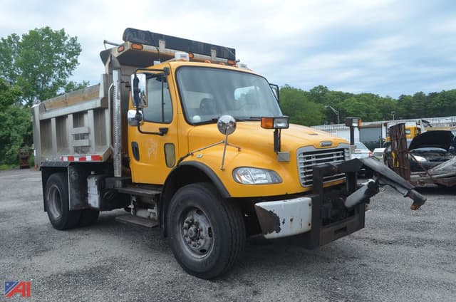 Image of Freightliner M2 106 equipment image 3