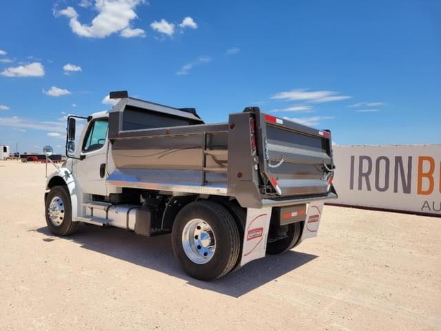 Image of Freightliner M2 106 equipment image 2