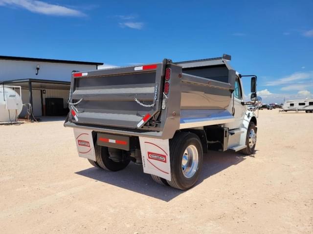 Image of Freightliner M2 106 equipment image 4