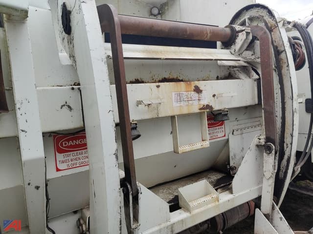 Image of Freightliner M2 106 equipment image 4