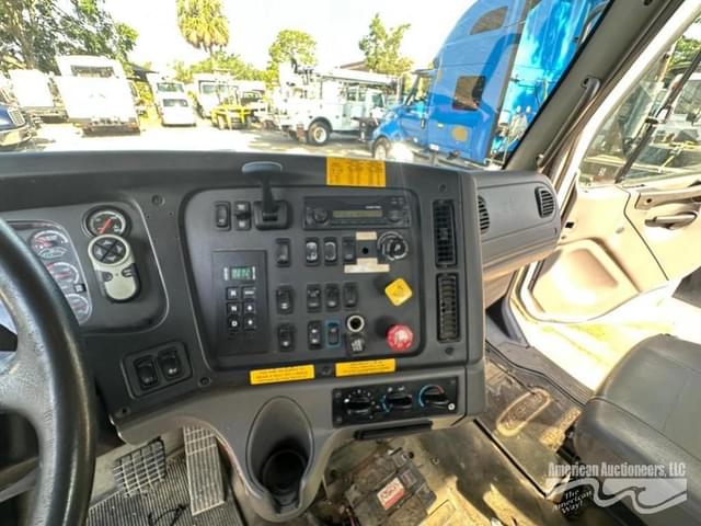 Image of Freightliner M2 106 equipment image 4