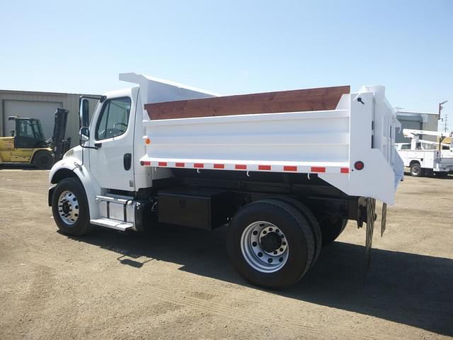 Image of Freightliner M2 106 equipment image 3