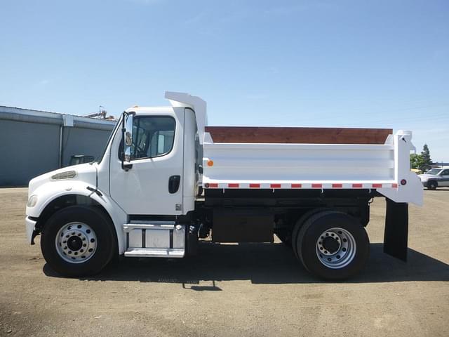 Image of Freightliner M2 106 equipment image 4
