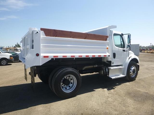 Image of Freightliner M2 106 equipment image 2
