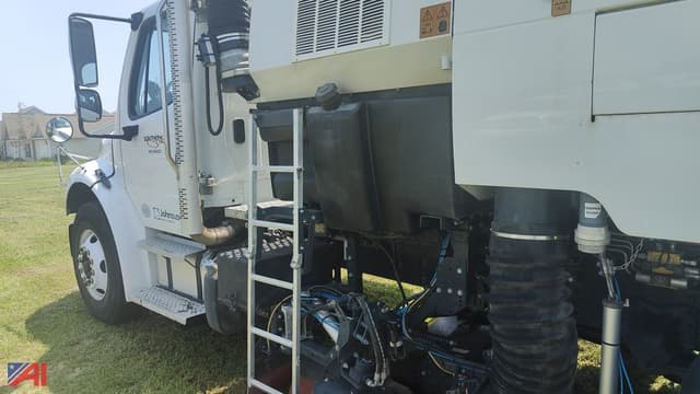 Image of Freightliner M2 106 equipment image 4