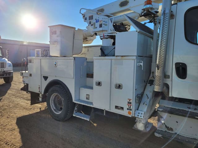 Image of Freightliner M2 106 equipment image 3