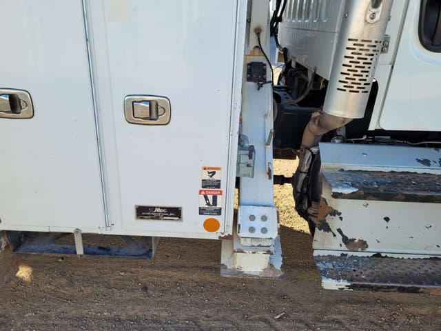 Image of Freightliner M2 106 equipment image 4