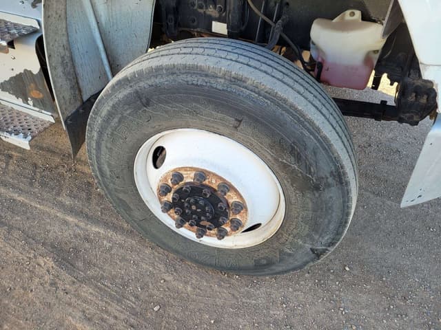 Image of Freightliner M2 106 equipment image 2