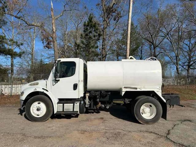 Image of Freightliner M2 106 equipment image 4