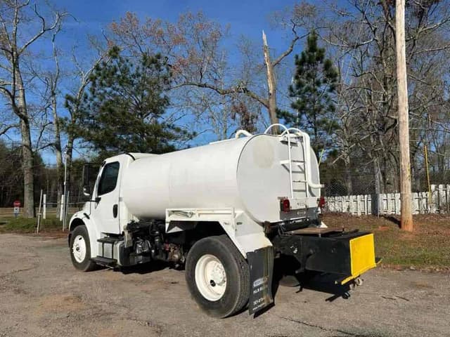 Image of Freightliner M2 106 equipment image 3