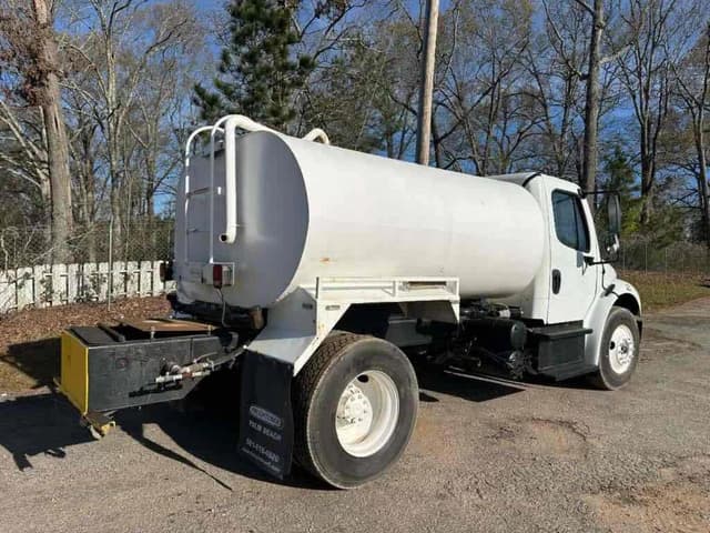 Image of Freightliner M2 106 equipment image 2