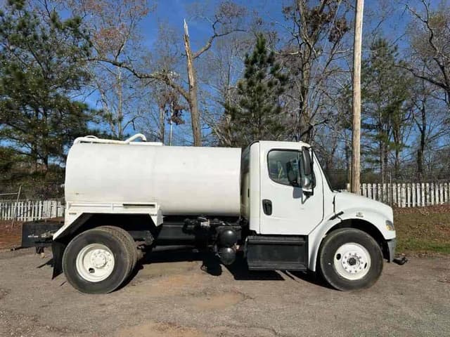 Image of Freightliner M2 106 equipment image 1