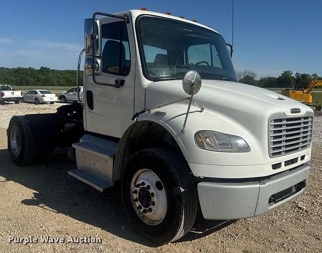 Image of Freightliner M2 equipment image 2