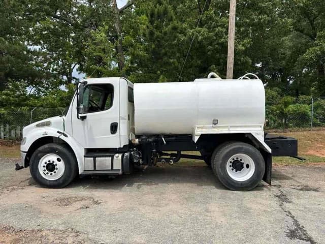Image of Freightliner M2 equipment image 4