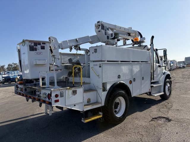 Image of Freightliner M2106 equipment image 2