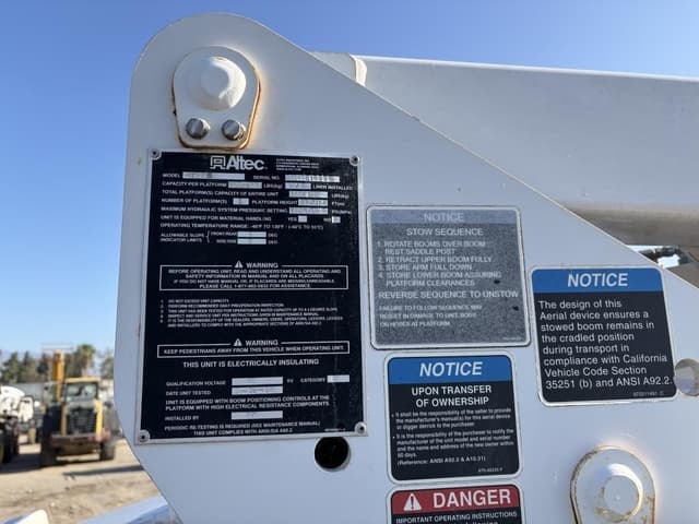 Image of Freightliner M2106 equipment image 4