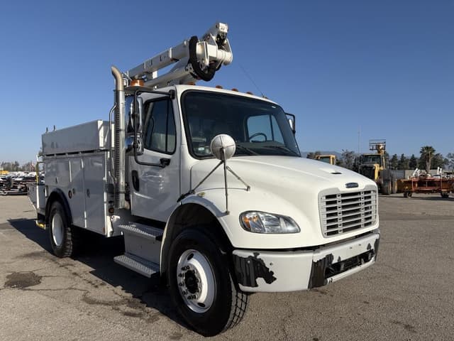 Image of Freightliner M2106 equipment image 1