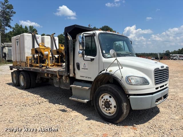 Image of Freightliner M2106 equipment image 2