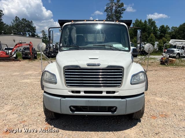 Image of Freightliner M2106 equipment image 1